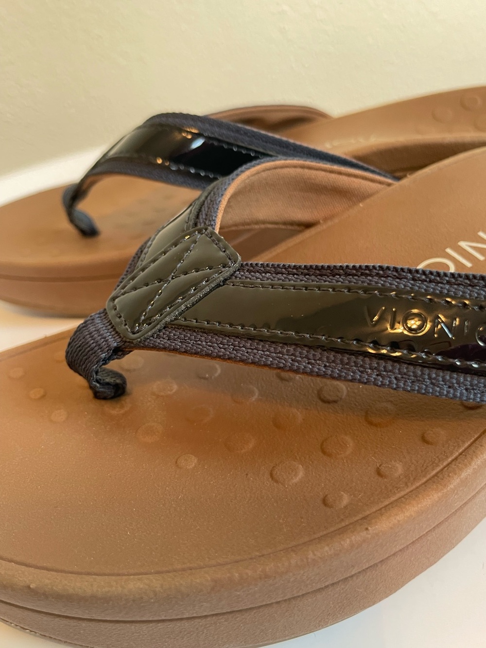 Vionic Womens Flip Flop Sandals High Tide Wedge Black Navy Patent
Leather Sz 8 - Picture 8 of 9